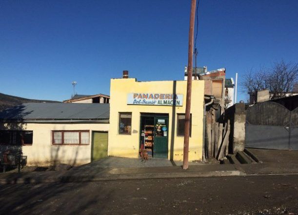 Menores armados, un forcejeo y un milagro