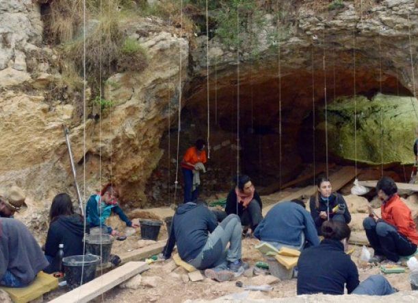 Hallan dientes de Neandertales. Una esquelense integra el equipo científico