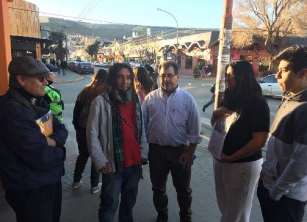 Una familia desesperada llega a Esquel buscando a su hijo