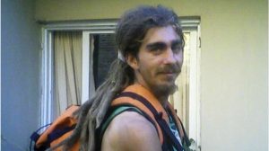 Una familia desesperada llega a Esquel buscando a su hijo