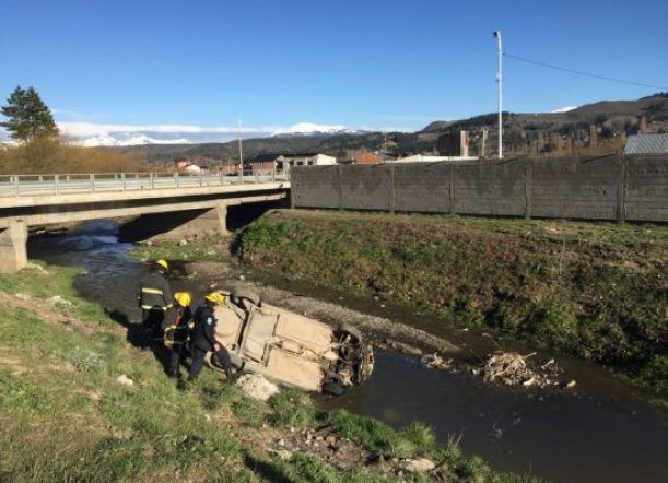 Un auto volcó e impactó en el Arroyo Esquel #EnVideoEQS