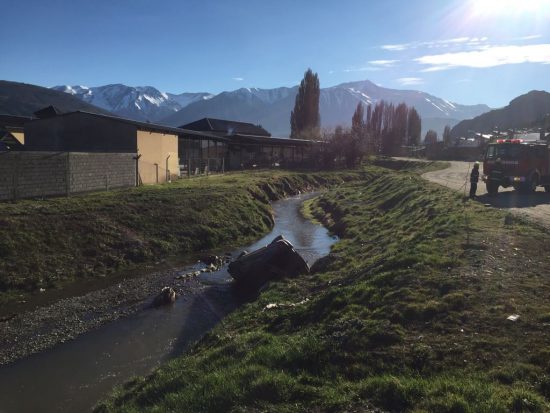 Un auto volcó e impactó en el Arroyo Esquel #EnVideoEQS