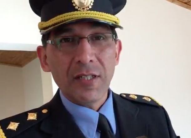 Agredió a su ex y robó su arma reglamentaria