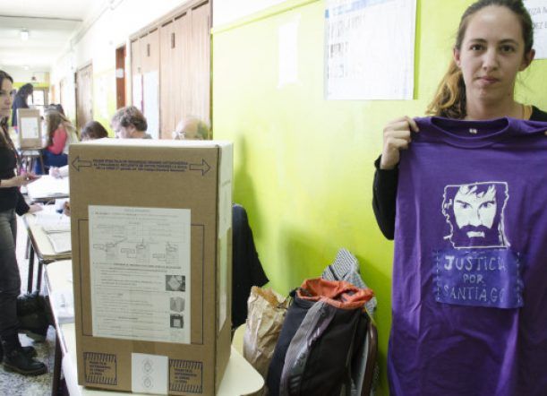 Elecciones: la obligaron a sacarse la remera de Maldonado