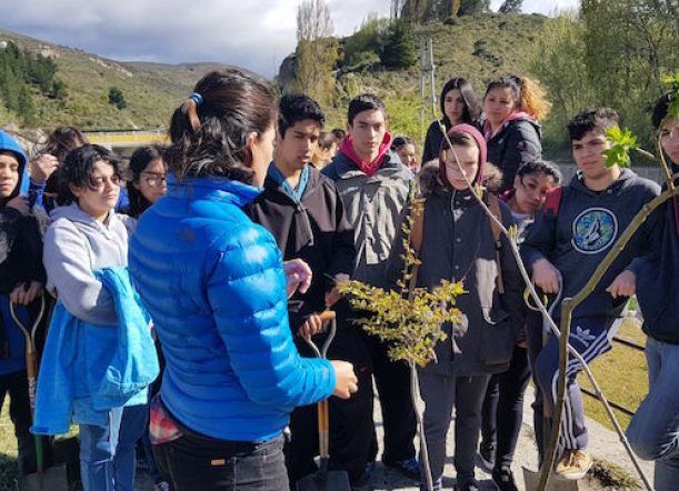 Alumnos de escuela 713 plantaron nativas en el Arroyo Esquel