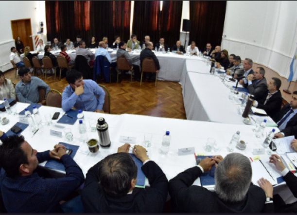 Arcioni se reunió con intendentes y jefes comunales