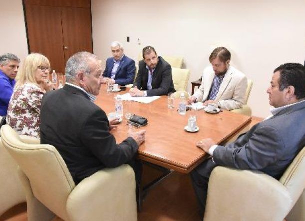 Hernández discutió con los diputados sobre el aceite de cannabis
