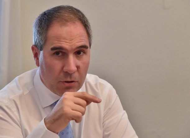 “O pagaba aguinaldos o pagaba la deuda con los prestadores médicos de SEROS”