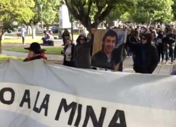 No a La Mina homenajeó a Alejandro Gonzalez Connio