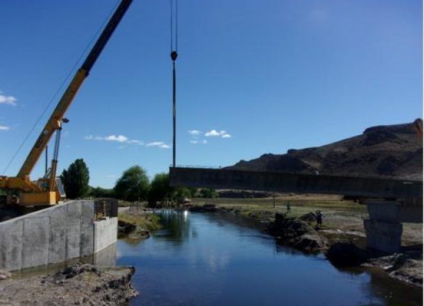 Avanza la construcción del nuevo puente de Costa de Gualjaina