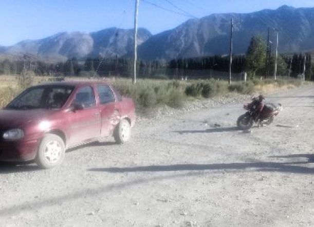 Un motociclista con lesiones graves al chocar con un auto
