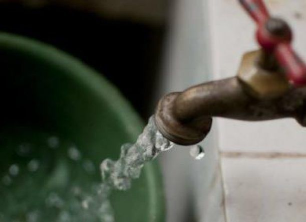 Cerro Radal: distribuyen agua mineral por un corte en los servicios