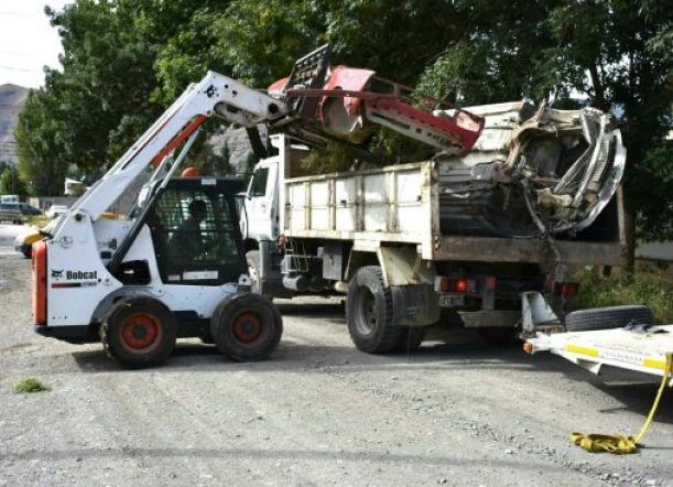Por denuncia de los vecinos, retiran autos abandonados