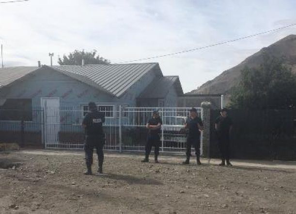 Lo detienen intentando robar un auto en una casa