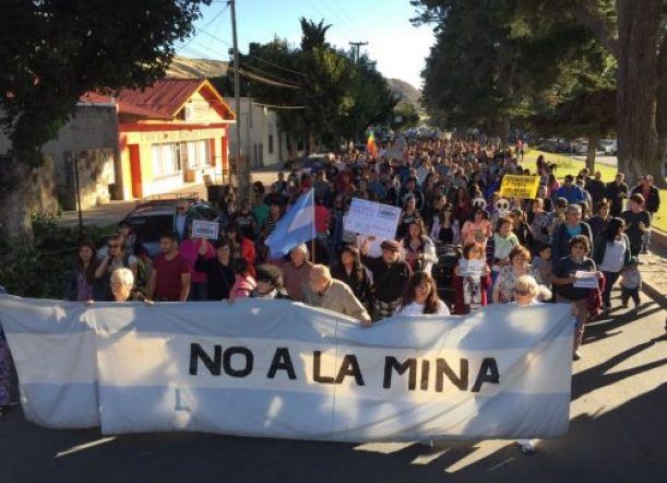 Masiva marcha antiminera en Esquel: “Repudiamos la cumbre de Telsen”