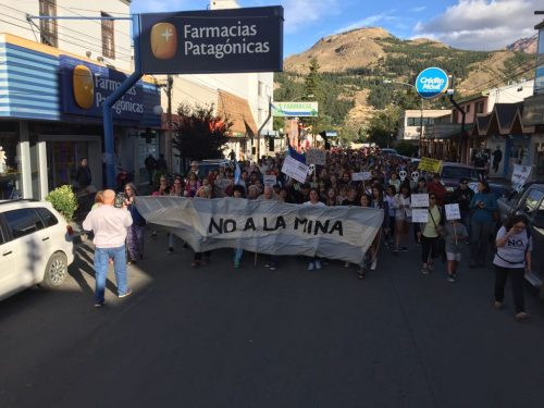 Masiva marcha antiminera en Esquel: “Repudiamos la cumbre de Telsen”