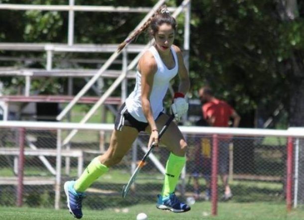 Una esquelense se va a jugar al hockey a Europa