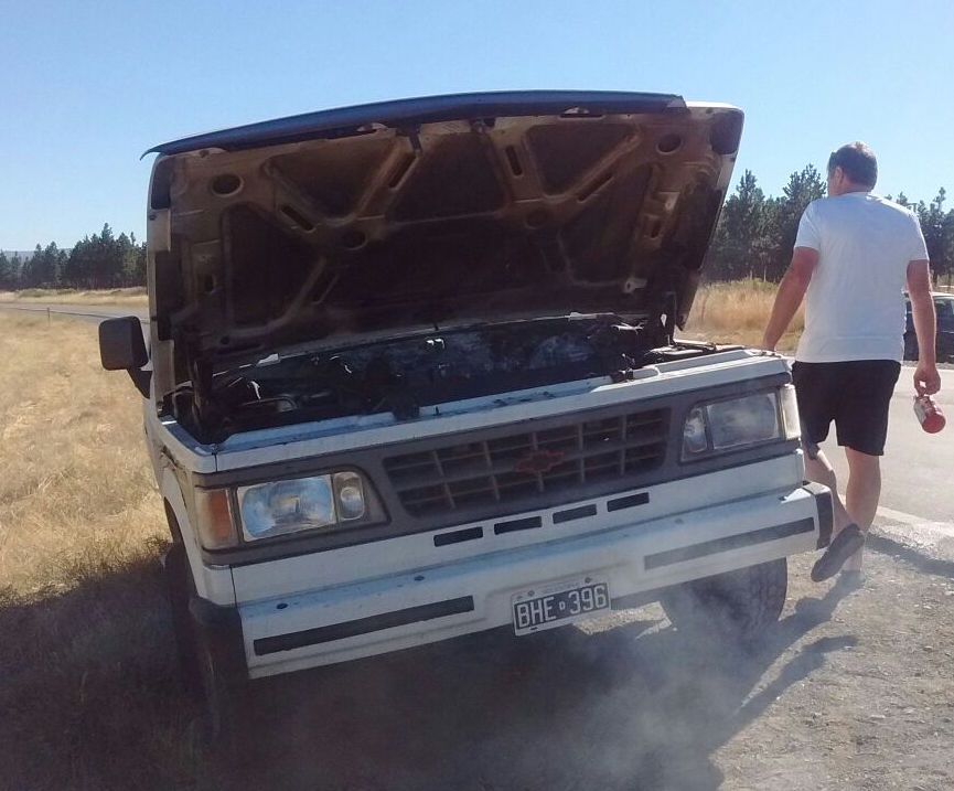 Un turista salvó a una camioneta con principio de incendio