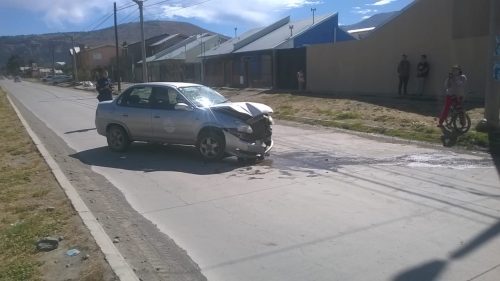Por sortear otro auto chocó la palma de luz