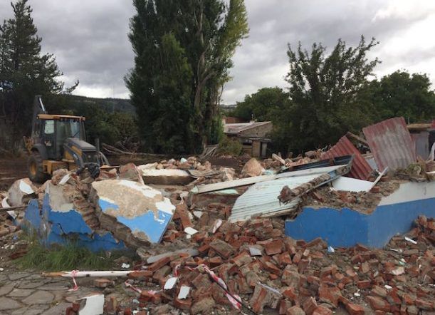 Suspenden la demolición del local de empleados de salud