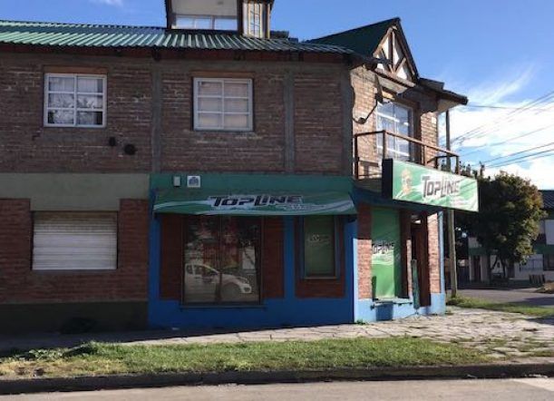 Encapuchados y armados ingresaron a robar en un local