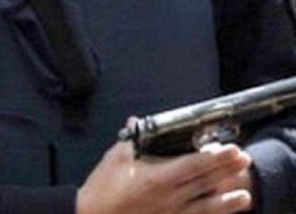 Suspendieron al policía que sacó su arma en un bar