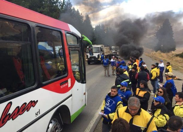 Tensión entre jefe policial y gremios en acceso a Esquel
