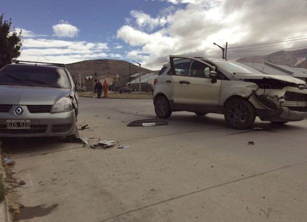Fuerte choque en calle Tello y Holdich
