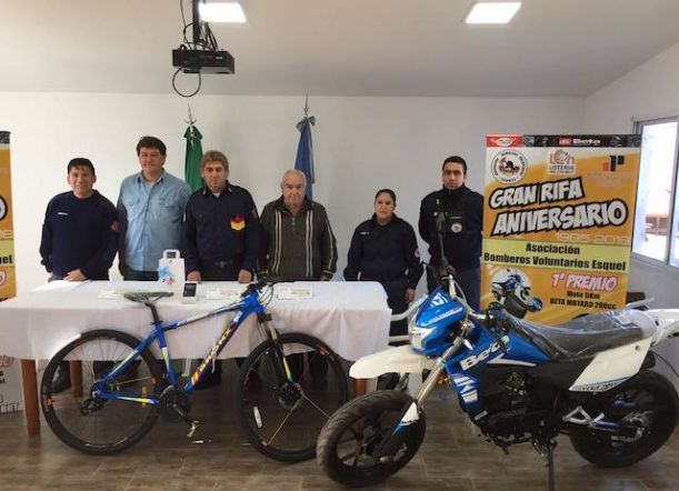 Bomberos sortea una moto para su rifa aniversario