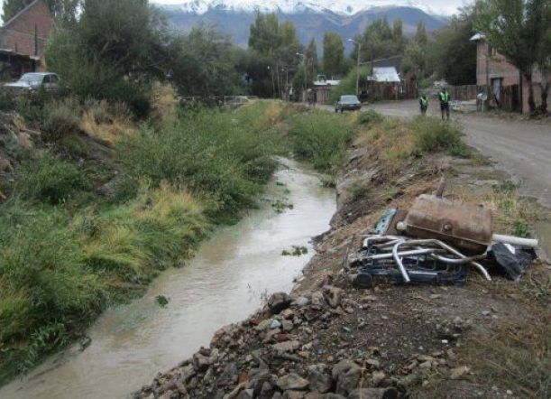 La basura en el arroyo genera riesgo de inundación