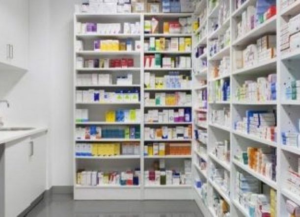 Las farmacias también cortan el servicio a SEROS