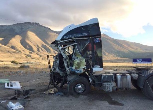 Fuerte impacto de un camión contra una palma de luz