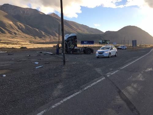 Fuerte impacto de un camión contra una palma de luz