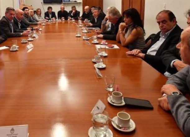 Arcioni se reunió con partidos políticos, sin el PJ