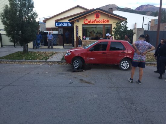 Sin carnet de conducir, chocó dos autos