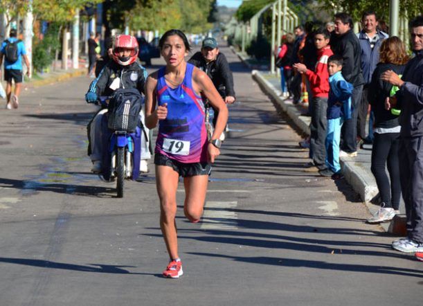 Postulan a Karina Neipan a los premios Islas Malvinas