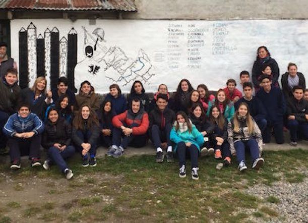 Tres hitos históricos en un mural de alumnos del Salesiano