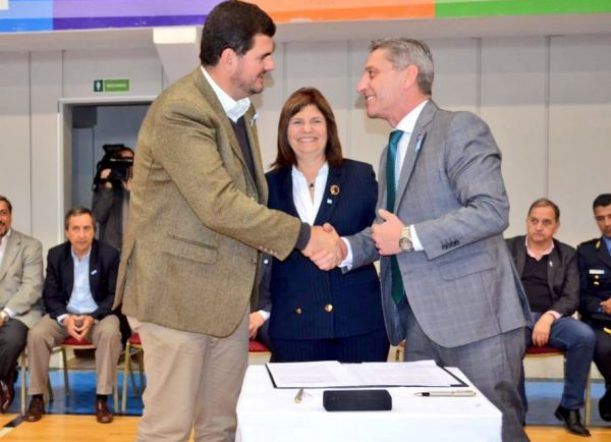 Bullrich firmó en Comodoro el convenio para implementar el 911