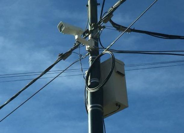 Atacaron a piedrazos una cámara de seguridad