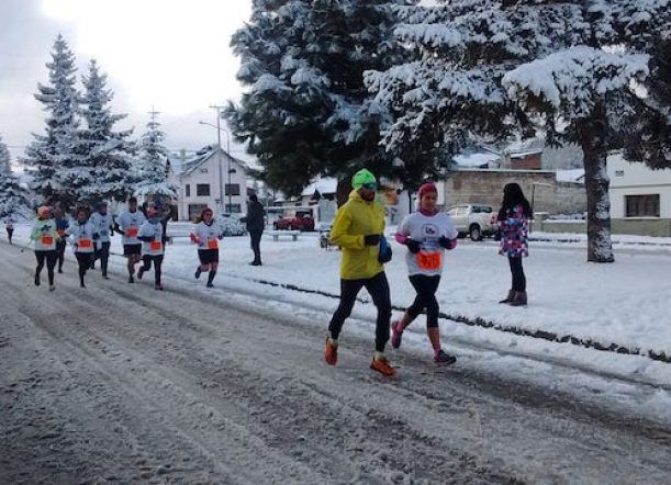Desafiando la nieve, se largó el 5° Cross de Bomberos