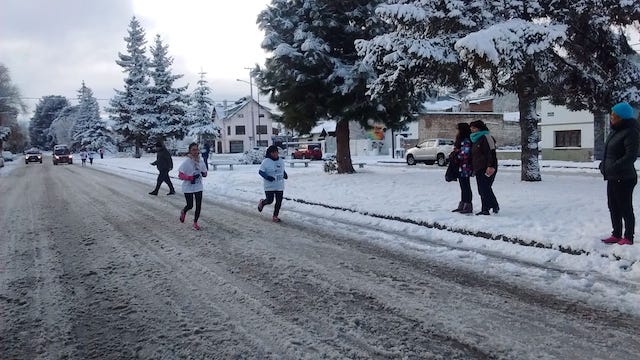 Desafiando la nieve, se largó el 5° Cross de Bomberos