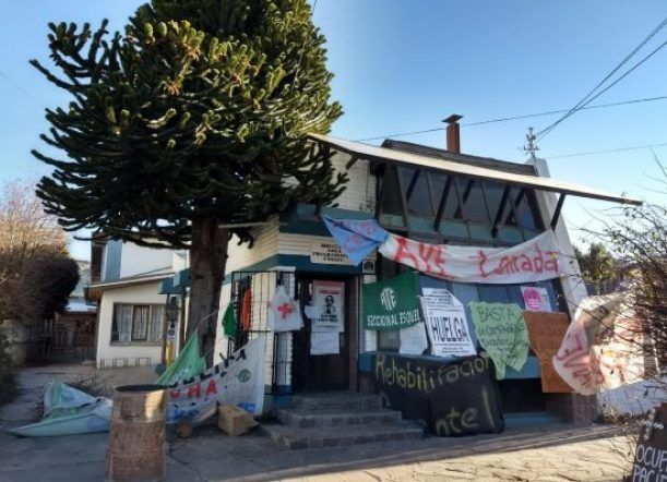 Definen en asamblea si continúa la toma del Área Programática