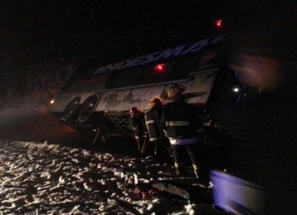 Vuelco de un micro de Andesmar cerca de Sarmiento