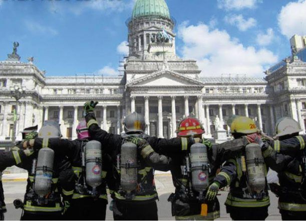 Bomberos realizan abrazo simbólico al Congreso Nacional