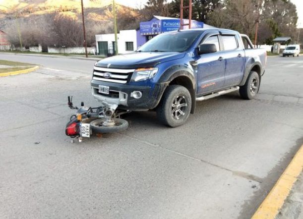 Fuerte choque entre una camioneta y una moto