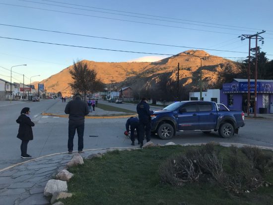 Fuerte choque entre una camioneta y una moto