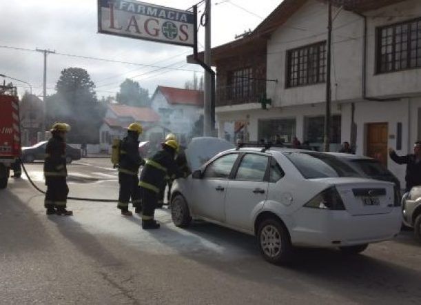 Un auto comenzó a incendiarse mientras circulaba por el centro