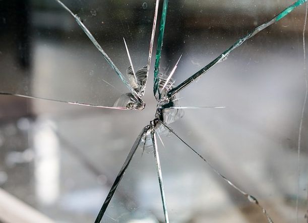Riña callejera dañó la vidriera de un local céntrico