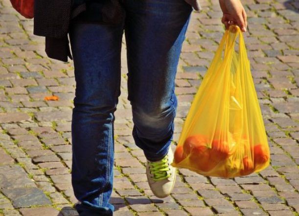 El Municipio firmó un convenio para reutilizar las bolsas plásticas