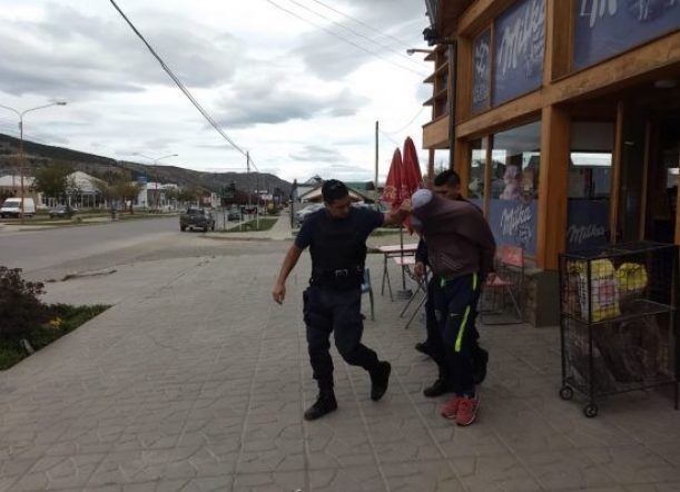 Detienen a un hombre que intentó comprar con tarjeta robada
